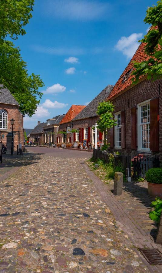 Herberg De Gouden Leeuw Bronkhorst Exterior photo